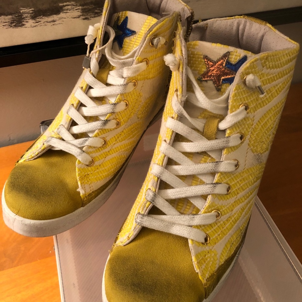 2Star “wedge-lift” leather/brocade sneakers!